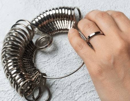 find your lab-grown diamond engagement ring size