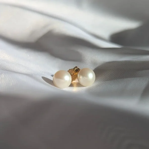 Yellow Gold Pearl stud earring